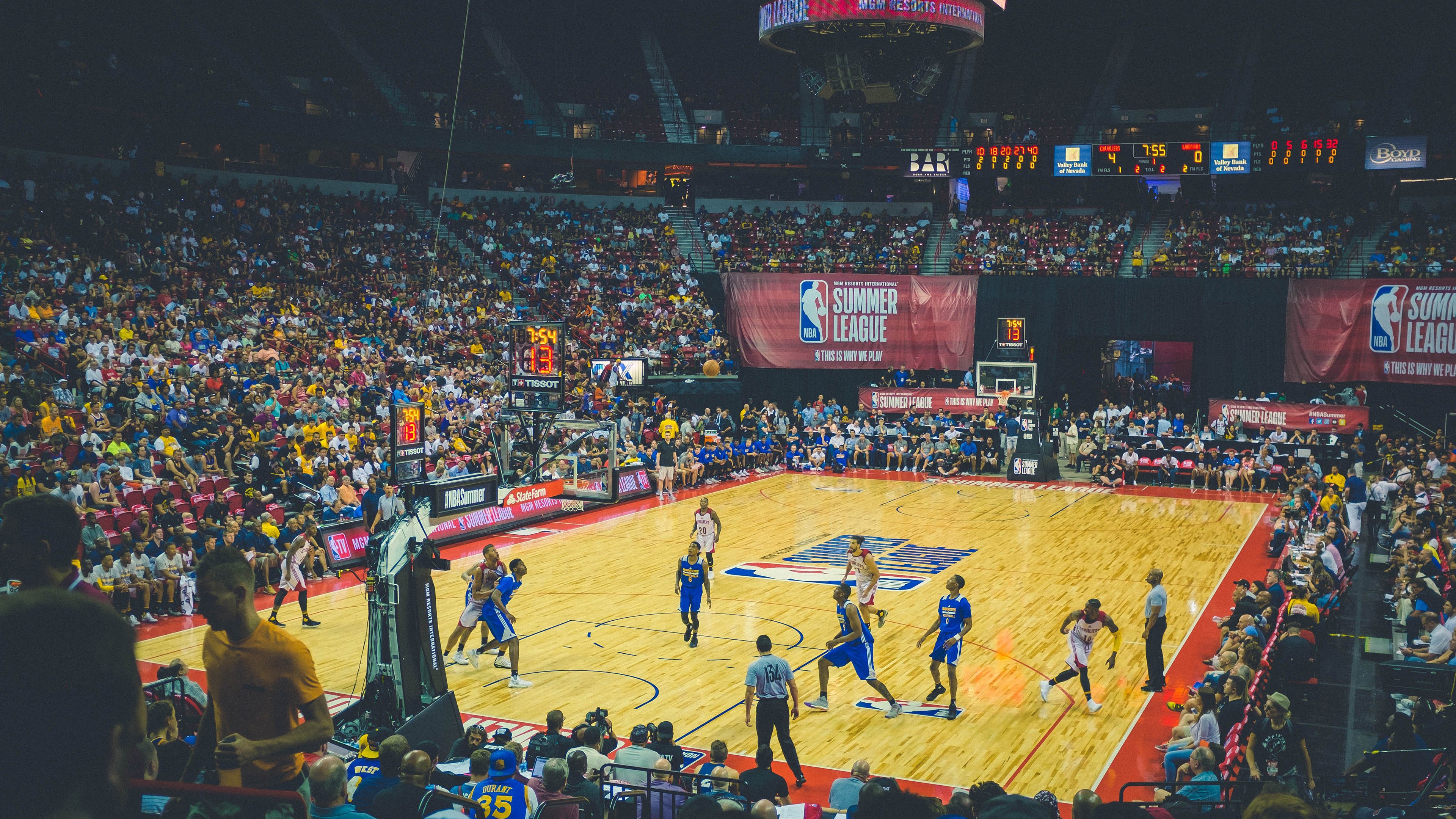 巴塞罗那观众热烈欢呼!,詹姆斯迎来二十赛季出色发挥引发球迷热议